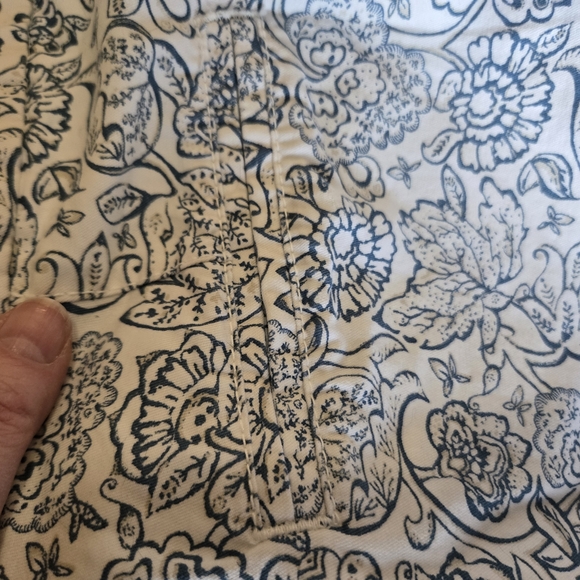 Old Navy White Shorts with Navy Floral Print - Picture 5 of 5